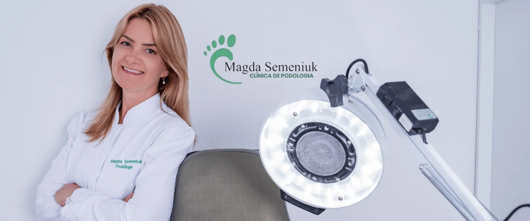 Magda Semeniuk ao lado do foco de luz na sala de atendimento da clínica